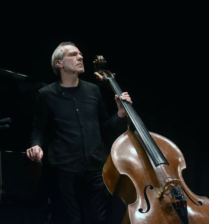 Alberto Amato con il contrabbasso sul palco
