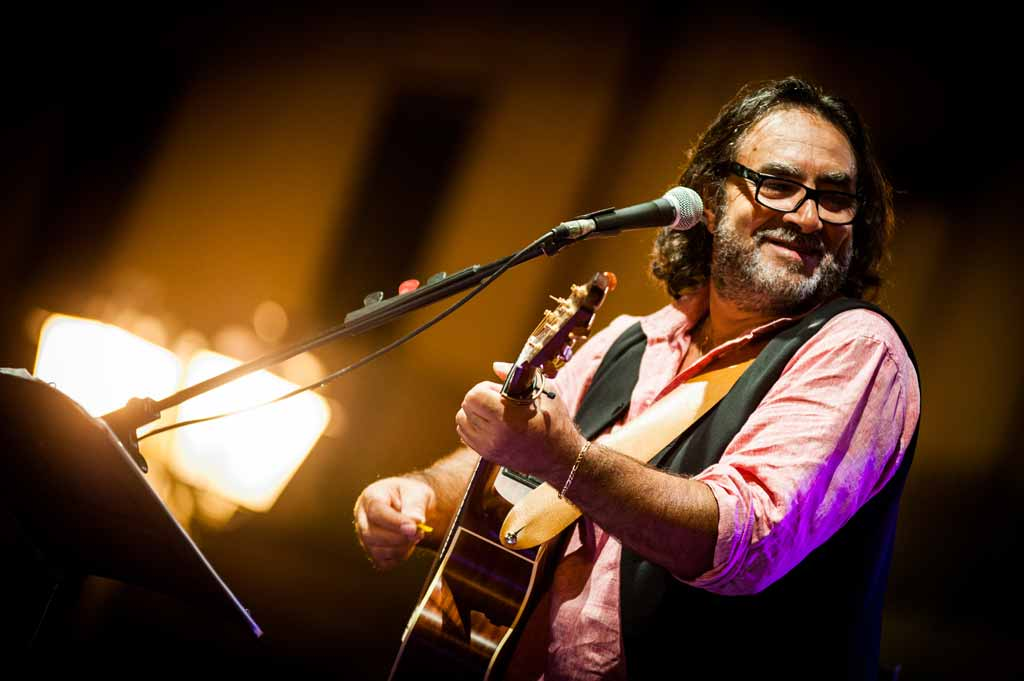 Carlo Muratori con la chitarra durante un concerto
