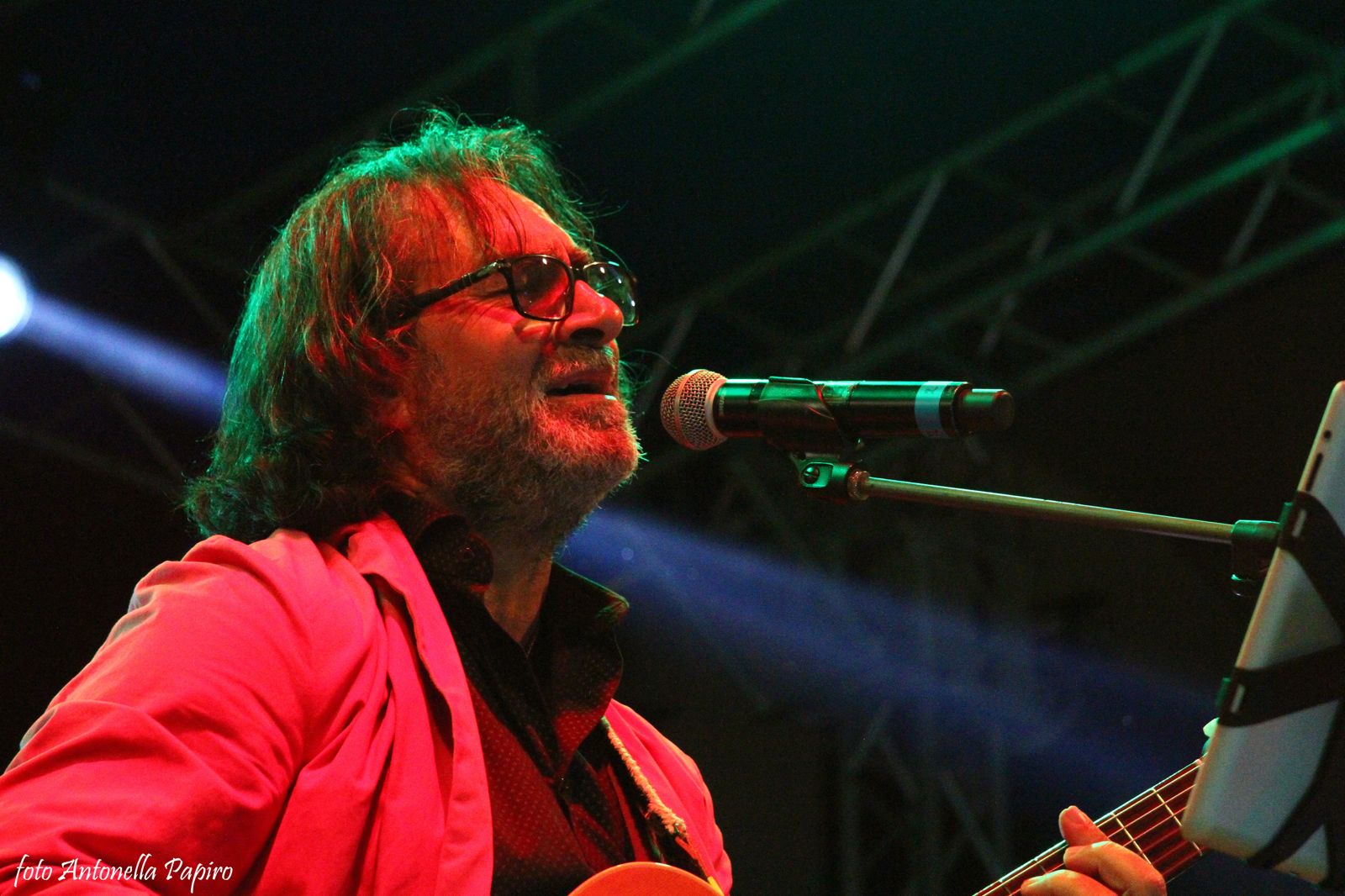 Carlo Muratori canta al microfono, primo piano di Antonella Papiro