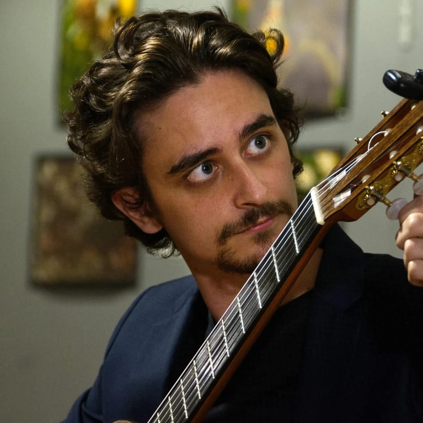 Ferdinando Fallica, primo piano con la chitarra classica