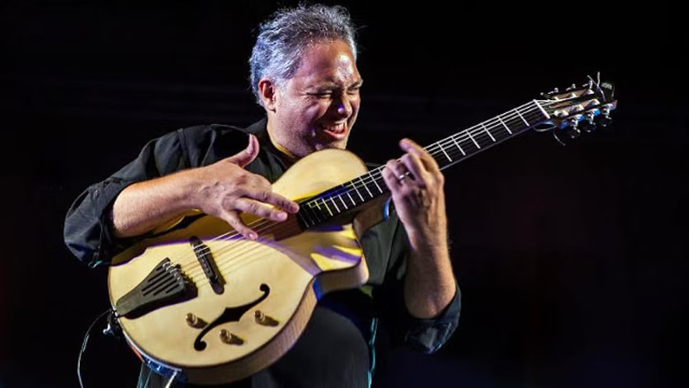 Francesco Buzzurro suona la chitarra durante un concerto
