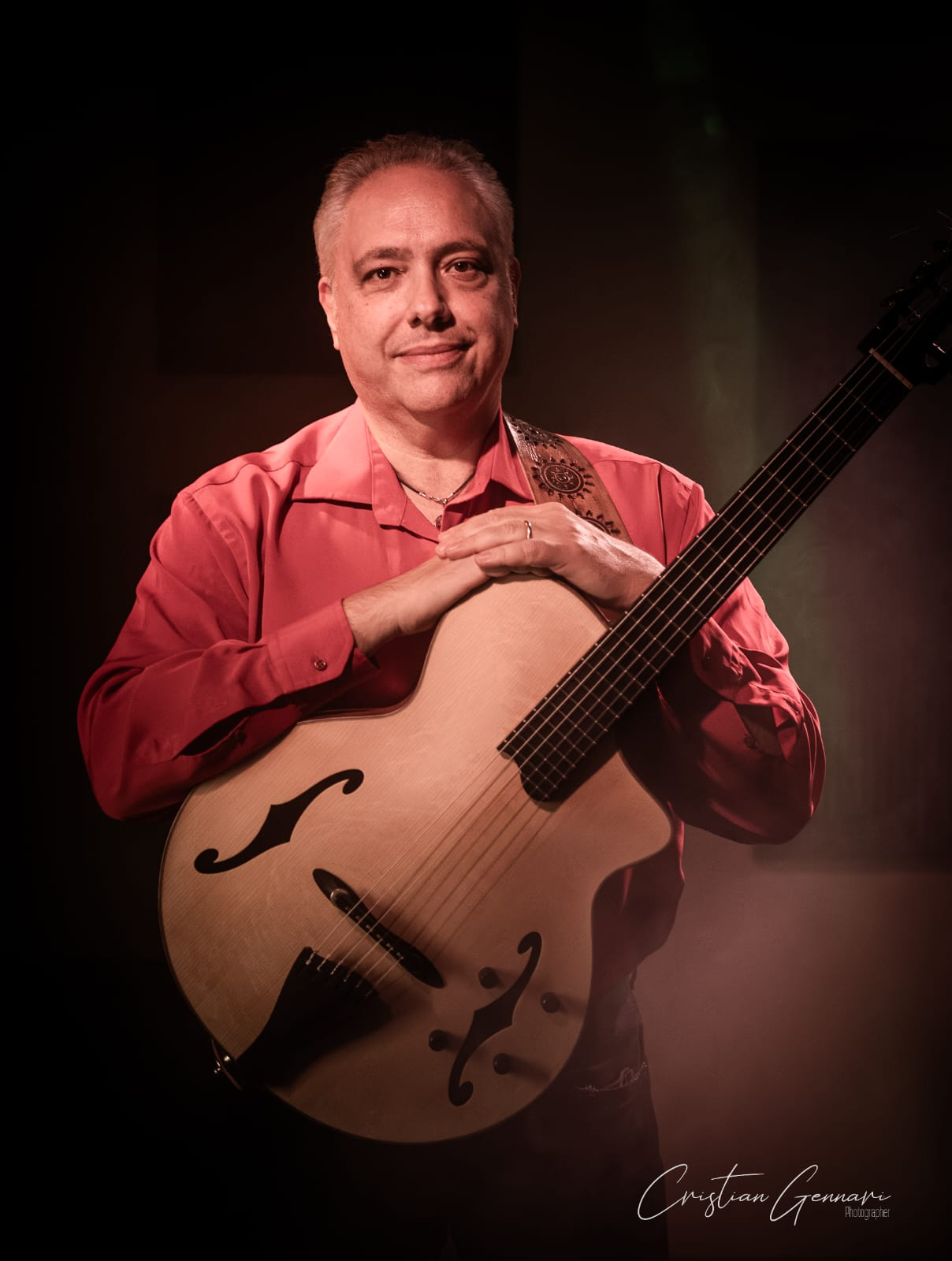 Francesco Buzzurro con la chitarra, ritratto di Cristian Gennari
